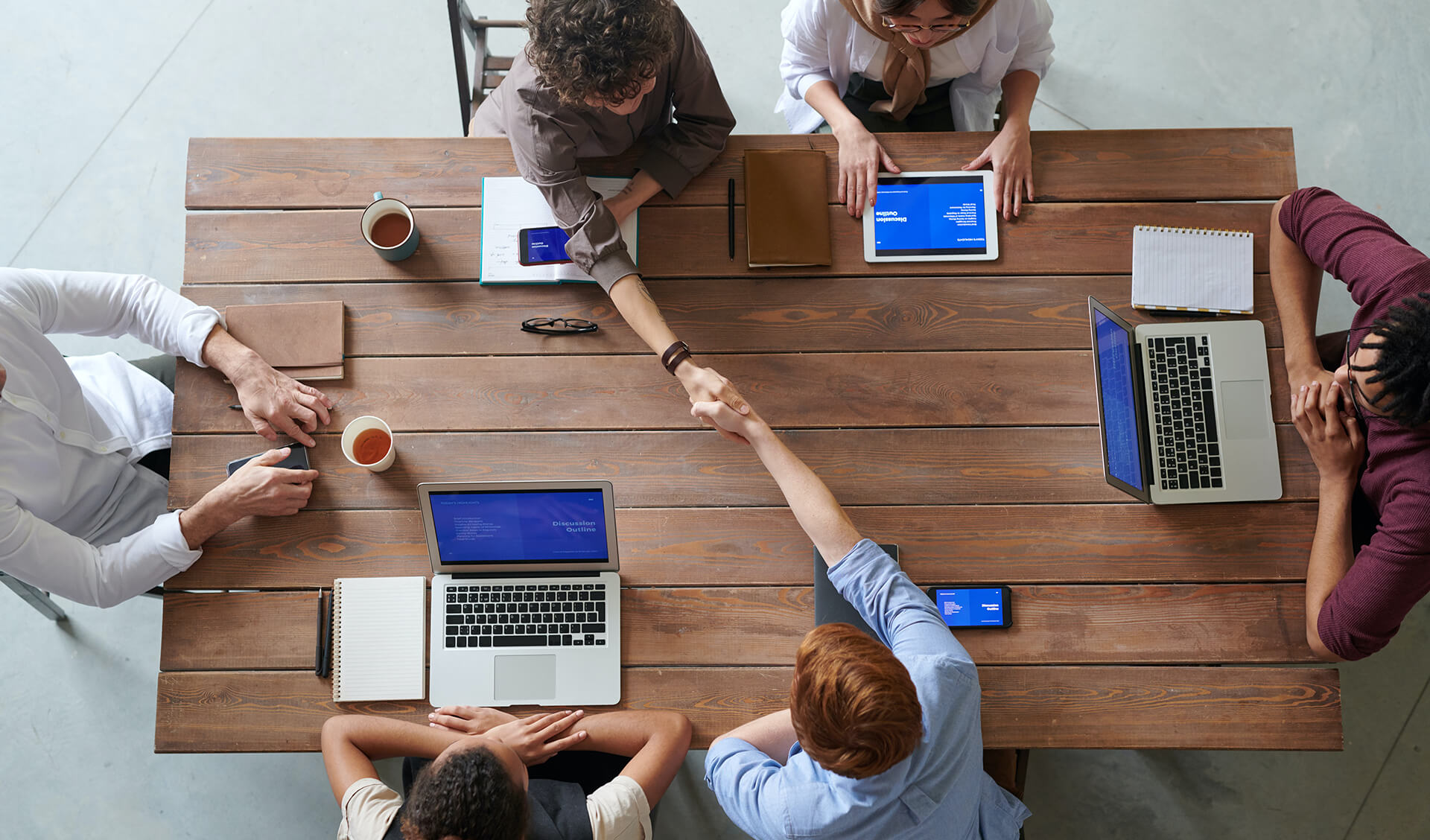 Profesionales colaborando en un entorno de oficina eficiente.